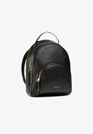 Černý kožený batoh zaobleného tvaru, s zlatými zipy, přední kapsou a horním uchem pro nošení.