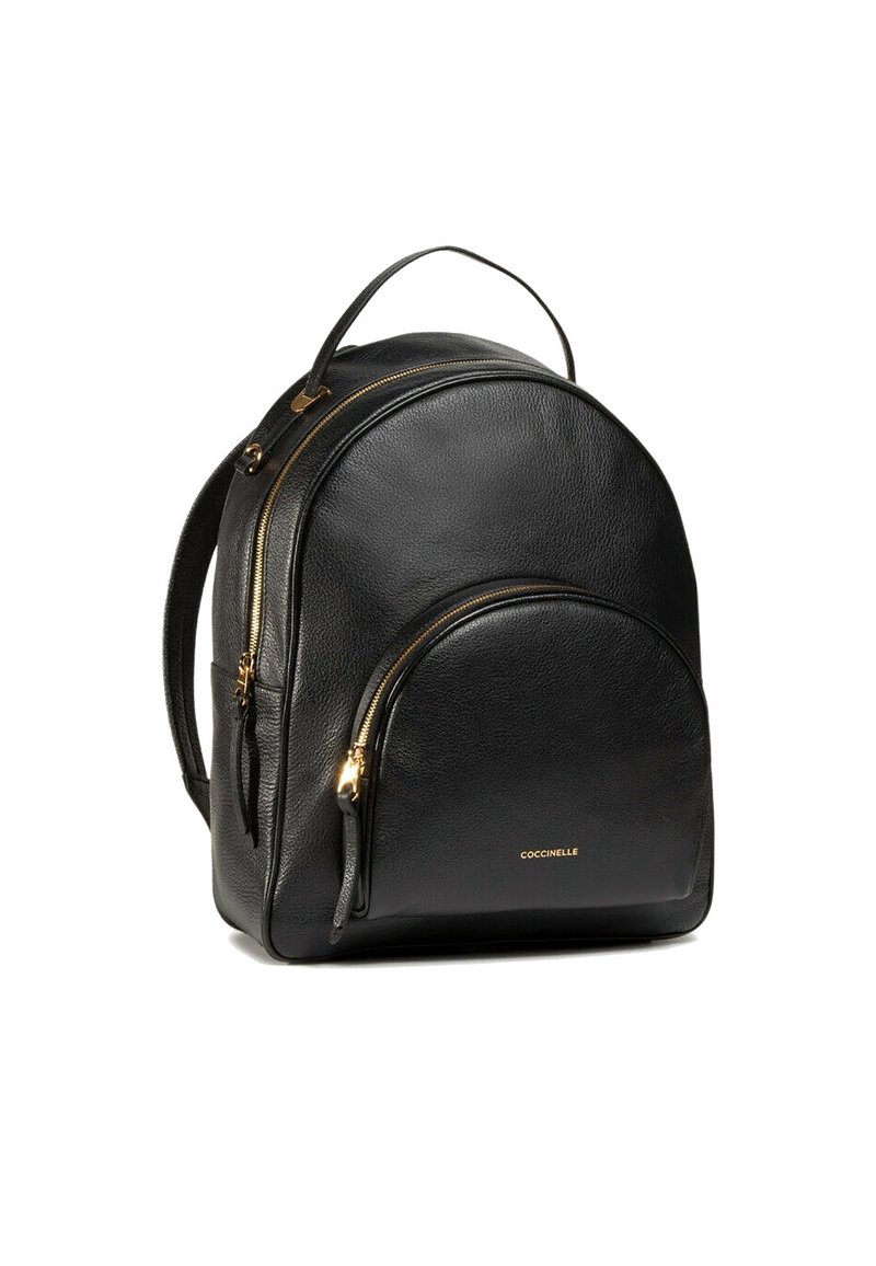 Czarna skórzana plecak o zaokrąglonym kształcie, z złotymi zamkami, przednią kieszenią i uchwytem u góry do noszenia.