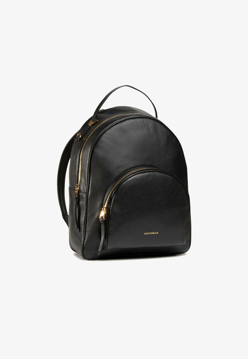 Czarna skórzana plecak o zaokrąglonym kształcie, z złotymi zamkami, przednią kieszenią i uchwytem u góry do noszenia.