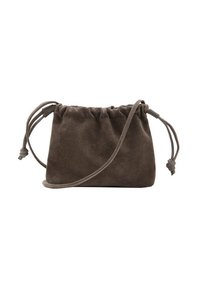 Borsa in suede marrone morbido con chiusura a coulisse, tracolla regolabile e forma arrotondata. Presenta una superficie liscia e un design minimalista.