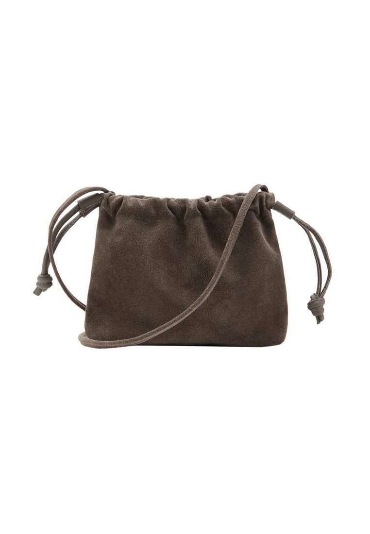 Borsa in suede marrone morbido con chiusura a coulisse, tracolla regolabile e forma arrotondata. Presenta una superficie liscia e un design minimalista.