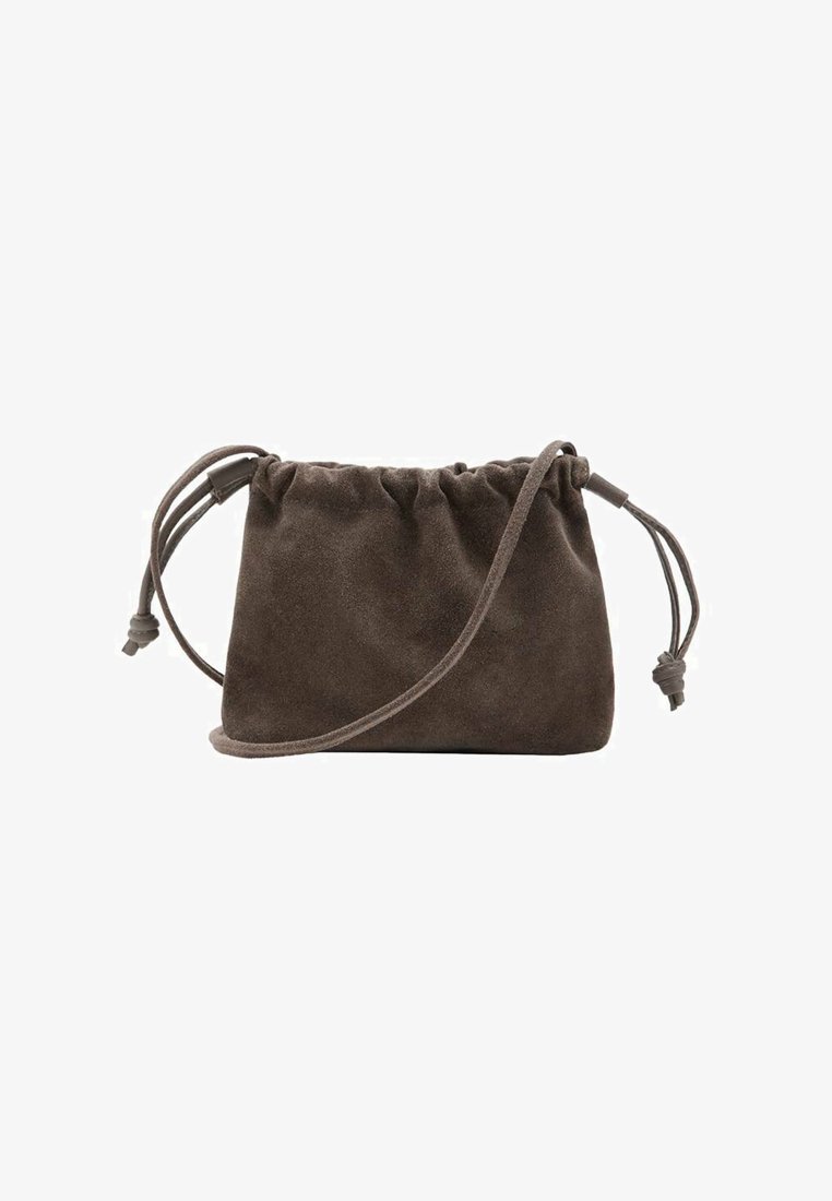 Borsa in suede marrone morbido con chiusura a coulisse, tracolla regolabile e forma arrotondata. Presenta una superficie liscia e un design minimalista.