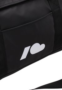 Sac de sport noir fabriqué en matériau durable, avec un logo blanc, une sangle ajustable et une poche extérieure pour un rangement supplémentaire.