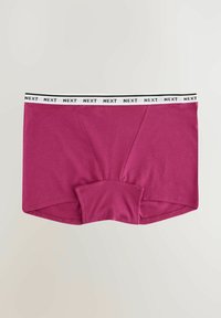 Magenta herre boxershorts med hvid elastisk linning med gentagende "NEXT"-logo på en ensfarvet baggrund.