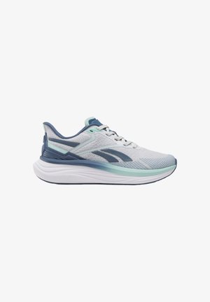 Hellgrauer und blauer Sportschuh zum Laufen mit weißer Sohle, gepolstertem Fersenbereich und Schnürdesign, seitlich gezeigt.