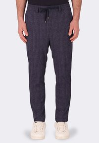 Pantaloni jogger a righe blu navy con vita elasticizzata e cordino regolabile. Realizzati in un materiale morbido, presentano una vestibilità rilassata.