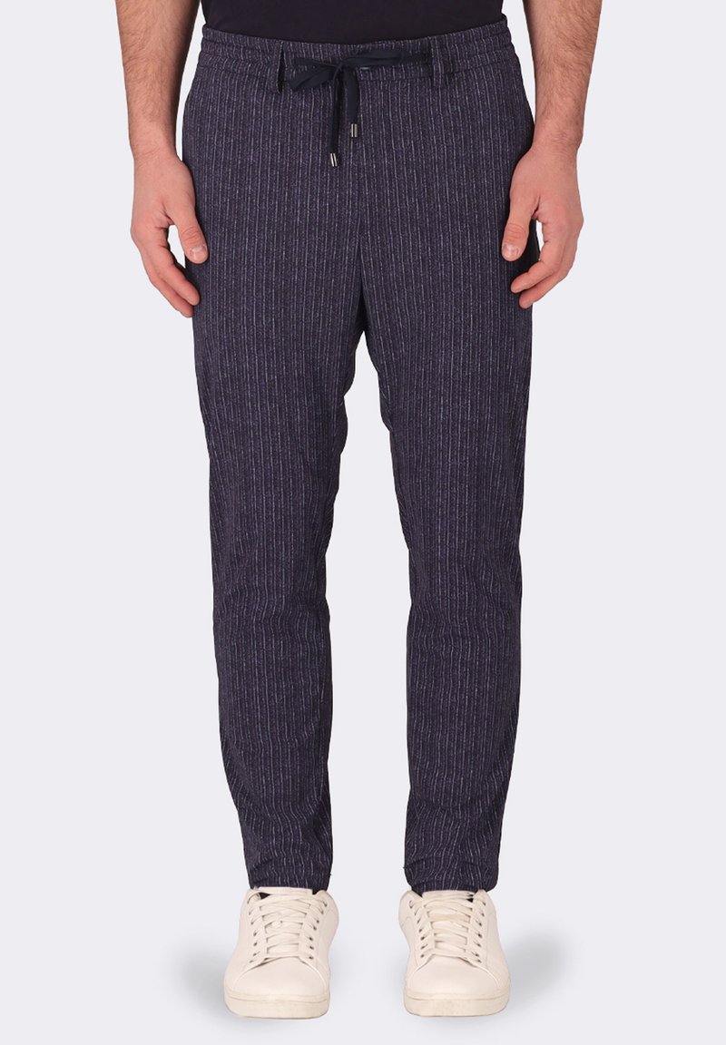 Pantaloni jogger a righe blu navy con vita elasticizzata e cordino regolabile. Realizzati in un materiale morbido, presentano una vestibilità rilassata.