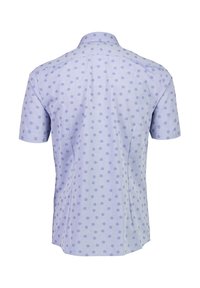 Camicia a maniche corte in tessuto azzurro chiaro con motivo a pois blu scuro. Presenta un colletto classico e un'orlo curvo.