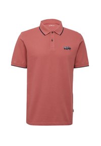 Polo rosso realizzato in tessuto a trama, con collo a otto bottoni, rifiniture blu navy e un piccolo ricamo di un'auto sul petto.