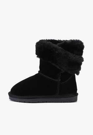 Mustat samettiset nilkkurit, joissa on pörröinen turkiskaulus, pyöreä kärki ja teksturoitu kumipohja. Ompeleet koristelevat saumoja.