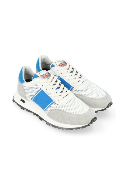 Baskets de sport pour hommes en maille blanche et daim gris, avec des accents bleus, une surface texturée et une semelle en caoutchouc.