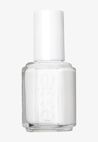 Vernis à ongles blanc dans un flacon en verre transparent avec un capuchon blanc. L'étiquette présente un nom de marque en relief, une forme cylindrique et une texture lisse.