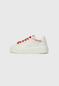 Weiße Ledersneaker mit roten Schnürsenkeln, ausgestattet mit einer strukturierten Sohle und "LOVE MOSCHINO" Branding an der Seite in rot. Runder Zehenentwurf.