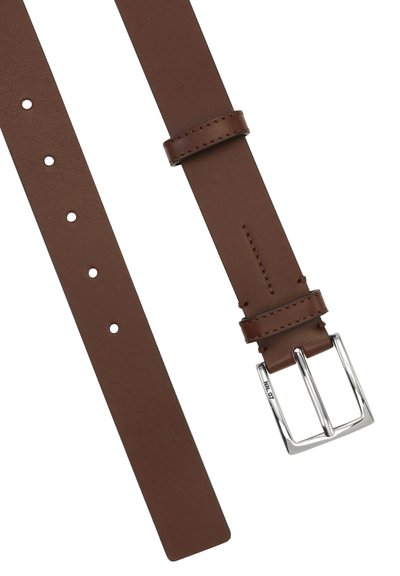 Ceinture en cuir marron avec cinq trous de réglage et boucle métallique rectangulaire argentée avec passants cousus.