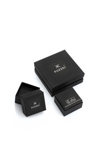 Scatole regalo in cartone nero di varie dimensioni, con logo ed etichettatura, finitura opaca e bordi netti. Carta riciclata utilizzata.