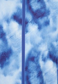 Blauwe ritssluiting kleding met een tie-dye patroon, met verschillende tinten blauw en wit, gemaakt van een soepele, lichtgewicht stof.