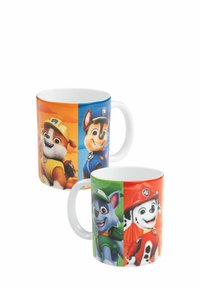 Tazza in ceramica con quattro personaggi illustrati suddivisi in sezioni: sfondi arancione, blu, verde e rosso; manico bianco; superficie liscia.