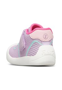 Chaussure d'enfant violet et rose avec upper en mesh, bande velcro, bout arrondi, semelle en caoutchouc blanche et talon texturé avec détail de logo.