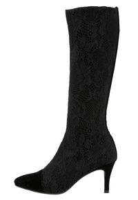 Stivale nero fino al ginocchio con esterno in pizzo e punta in suede. Tacco a stiletto con finitura testurizzata. Elegante motivo floreale in pizzo su tutta la superficie.