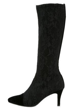 Czarne, wysokie botki do kolan z koronkowym wykończeniem i zamszowym czubkiem. Szpilka o teksturowanym wykończeniu. Elegancki wzór kwiatowej koronki na całej powierzchni.