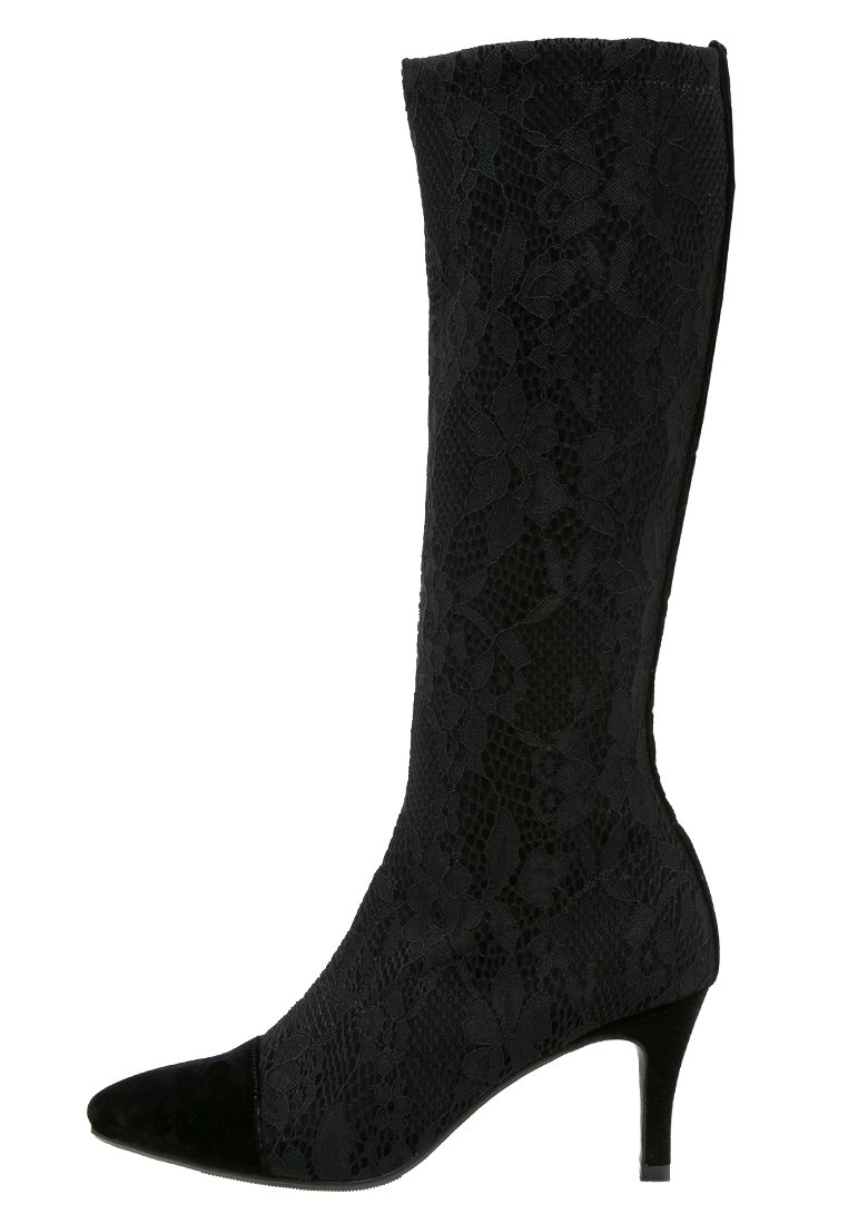Stivale nero fino al ginocchio con esterno in pizzo e punta in suede. Tacco a stiletto con finitura testurizzata. Elegante motivo floreale in pizzo su tutta la superficie.