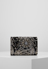 Černá kabelka s precizními stříbrnými a zlatými výšivkami květinových motivů a vířivých vzorů, doplněná metalickými akcenty a flitry.