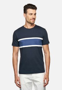 Camiseta de algodón color azul marino con mangas cortas y cuello redondo, que presenta una franja horizontal blanca y azul a lo largo del pecho.