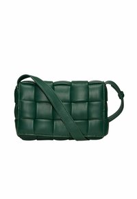 Zelena kožna torba preko tijela s kvadratnim dizajnom, pravokutnog oblika i podesivim remenom. Glatka tekstura s preciznim detaljima šivanja.