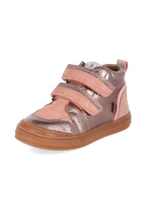 Sneaker per bambini rosa e metallizzata con due cinturini in velcro e suola di gomma marrone su sfondo bianco.