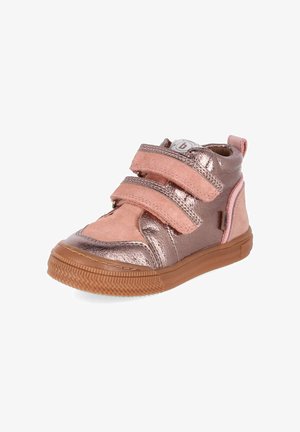 Różowy i metaliczny dziecięcy sneaker z dwoma paskami na rzepy i brązową gumową podeszwą na białym tle.