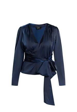 Blusa avvolgente in satin blu navy con maniche lunghe, scollatura a V e vita legata. Tessuto liscio con leggero lucido; arricciature sulle spalle per un tocco di design.
