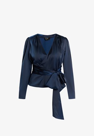 Navy Satin-Wickelbluse mit langen Ärmeln, V-Ausschnitt und gebundenem Taillenband. Glatte Textur mit leichtem Glanz; Raffungen an den Schultern für zusätzliche Details.