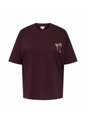 Bordeaux oversized t-shirt met een ronde hals en korte mouwen, voorzien van een witte geborduurde strikdetail op de linkerkant van de borst.