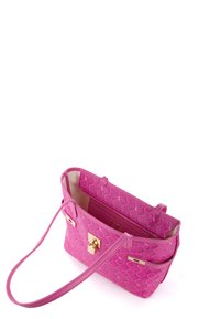 Borsa tote rosa realizzata in materiale sintetico texturizzato, con un motivo a diamante, hardware dorato e una tasca interna con zip.