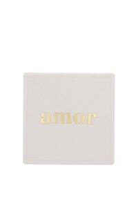 Piatto quadrato in ceramica di un delicato rosa con bordo rialzato; presenta la parola "amor" impressa in lettere dorate al centro. Texture liscia.