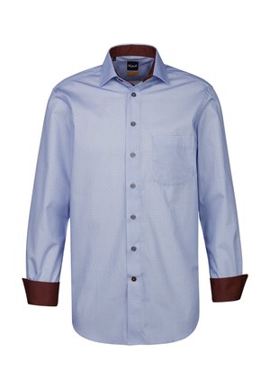 Camicia azzurra chiaro con bottoni, decorata con una piccola stampa a motivi, polsini marroni, taschino sul petto e bottoni scuri. Tessuto morbido.