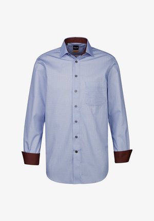 Camicia azzurra chiaro con bottoni, decorata con una piccola stampa a motivi, polsini marroni, taschino sul petto e bottoni scuri. Tessuto morbido.