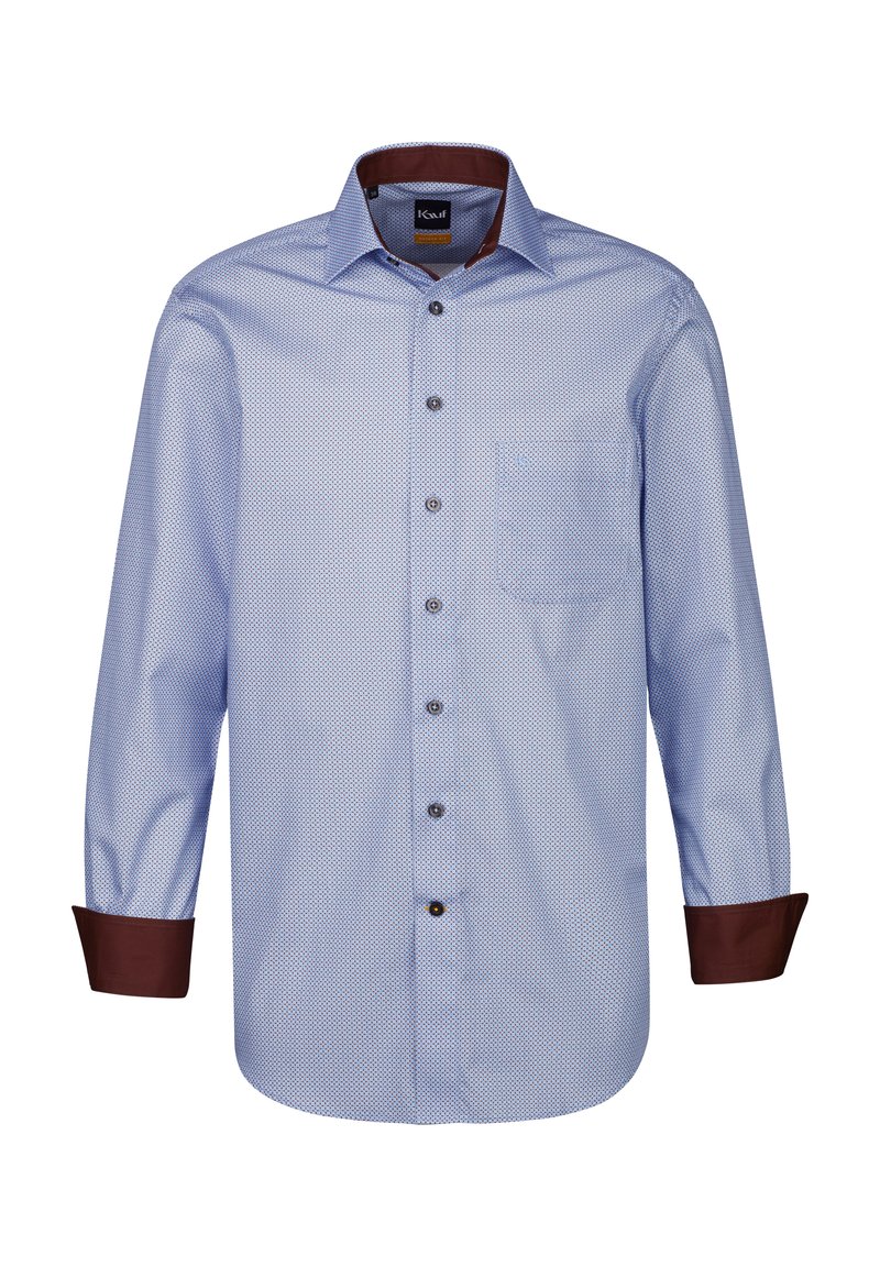 Camicia azzurra chiaro con bottoni, decorata con una piccola stampa a motivi, polsini marroni, taschino sul petto e bottoni scuri. Tessuto morbido.