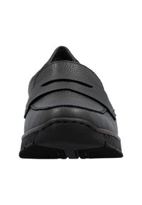 Zapatos de cuero negros con un empeine texturizado y tres correas horizontales. Se pueden ver una punta redonda y una suela de goma resistente.