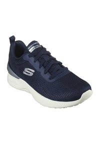 Tummansininen urheilukenkä, jossa on teksturoitu verkkosivu, nauhakiinnitys ja kevyt valkoinen pohja. Sivulla Skechers-logo.