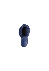 Bota de goma azul marino con un interior negro texturizado y un borde superior fruncido. Superficie exterior lisa, puntera redondeada y altura hasta el tobillo.
