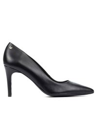 Zapato de charol negro de tacón alto con punta afilada, silueta esbelta y un pequeño acento metálico en el talón posterior. Textura suave.