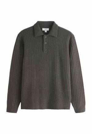 Jersey de punto gris oscuro con textura acanalada, cuello plano y tapeta de tres botones en el escote. Mangas largas con puños acanalados.