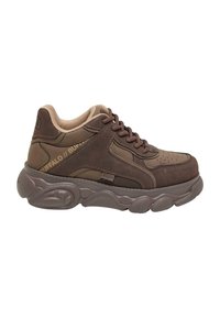 Sneaker marrone realizzato in suede e mesh, con punta arrotondata, colletto imbottito, chiusura con lacci e suola in gomma spessa con dettagli testurizzati.