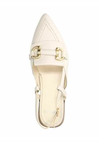 Beige slingback schoen met spitse neus, afgewerkt met gulden hardware, van leer, met zijbanden en opvallende stiksels langs de vamp.