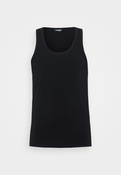 Débardeur noir en coton doux, avec un col rond et des bretelles larges. Aucune motif ou accent visible.