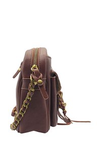 Sac en bandoulière en cuir marron avec fermeture éclair dorée, sangle tressée et poche avant, montré de côté sur un fond blanc.