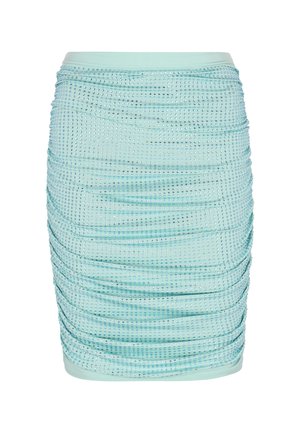 Mini falda de color azul claro con fruncidos adornada con studs plateados, que presenta un diseño ajustado y una textura suave. La tela detallada crea un efecto de capas.