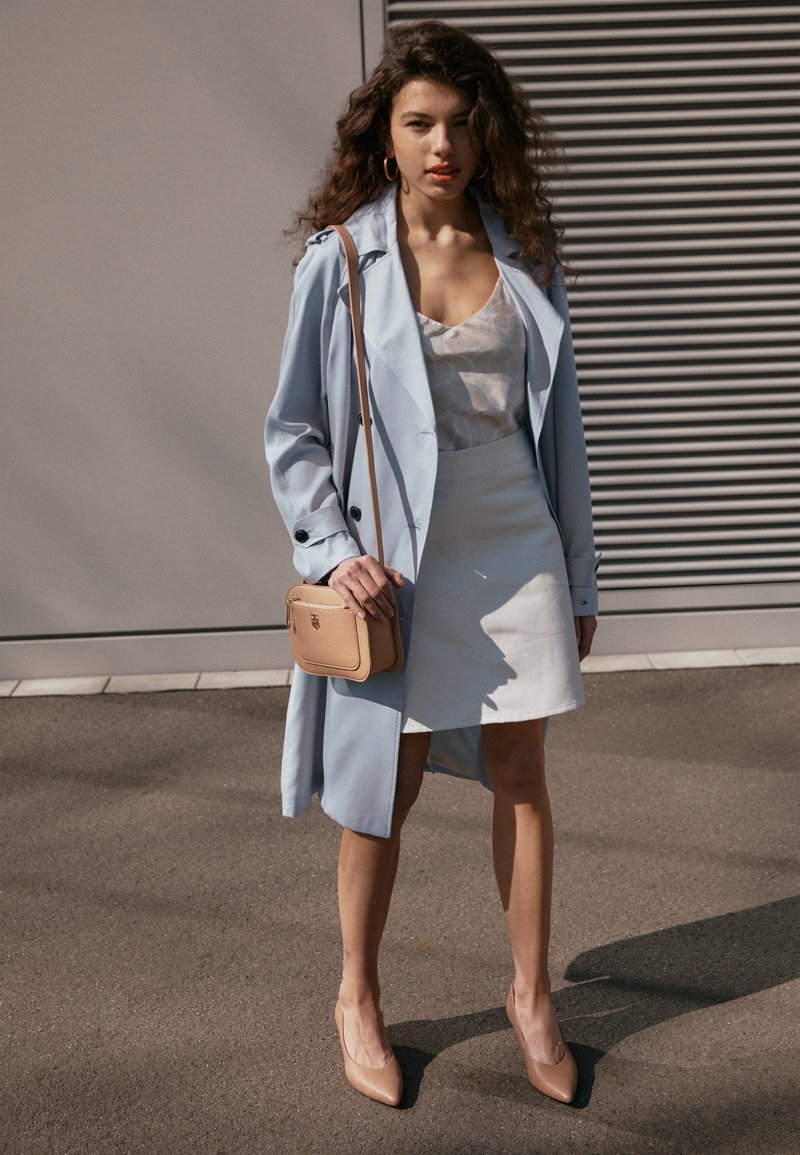 Tommy Hilfiger ELEMENT CAMERA BAG Sac bandoulière sandrift/beige