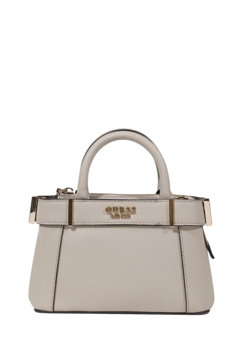 Borsa in finta pelle beige con hardware dorato, forma strutturata, doppi manici e chiusura con zip. Dettaglio del logo sulla parte anteriore.